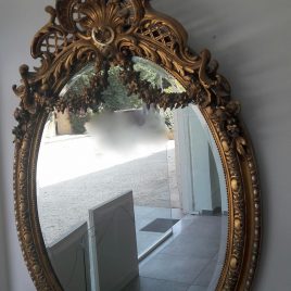 Καθρέπτες με χρυσή κορνίζα
