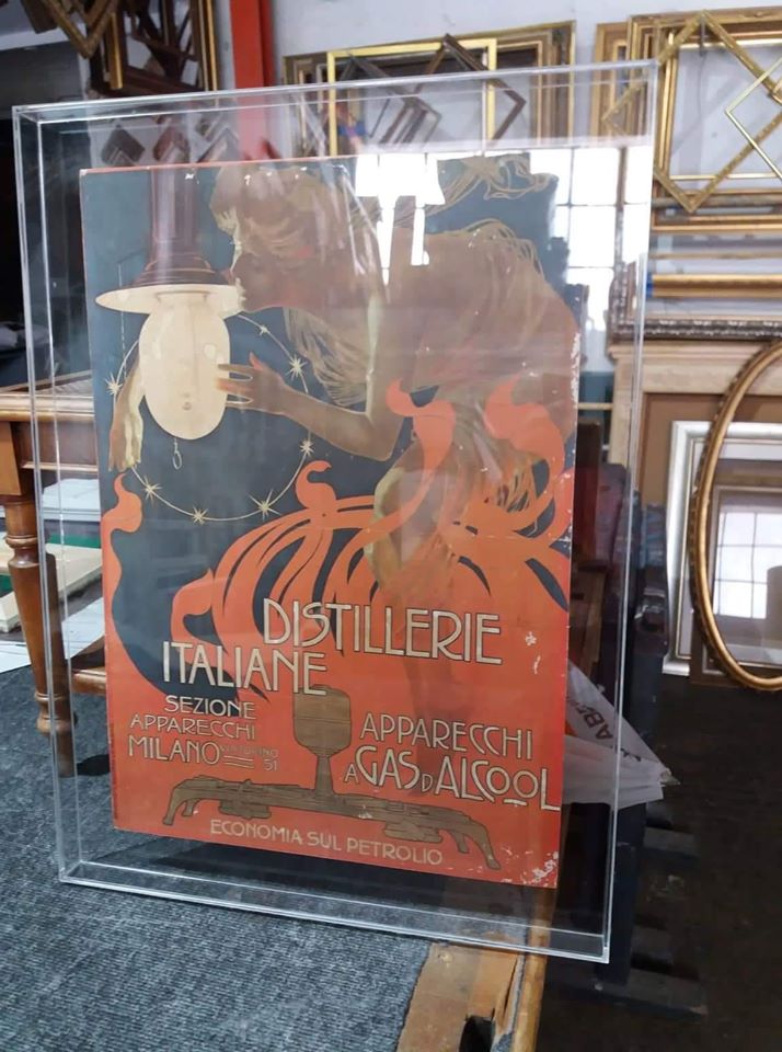 Η κορνίζα απο plexiglass αποτελεί μια μοντέρνα μίνιμαλ πρόταση.Η κορνίζα κατασκευάζεται από εμάς με άριστη ποιότητα plexiglass στις διαστάσεις που επιθυμείτε.